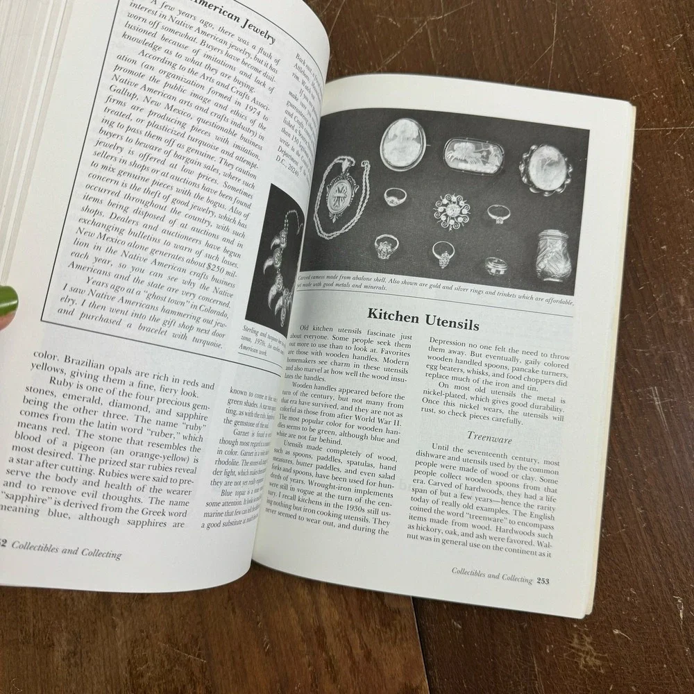 Basic Book‎ of Antiques & Collectibles George Michael 1992 Paper back Book